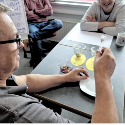 Lehrkräfte nehmen an einer interaktiven Inhouse-Fortbildung teil und lernen spielerisch die Grundlagen von Industrie 4.0.
