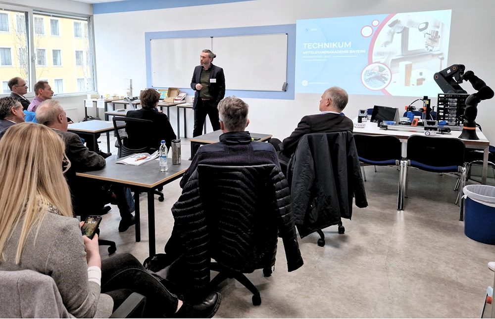 Lehrkräfte nehmen an einer Lehrerfortbildung zum Thema Industrie 4.0 und Digitalisierung teil, präsentiert im Technikum Bayern.